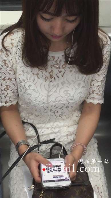 地铁上偶遇清纯文静甜美小仙女，一双大眼睛颜值爆表。