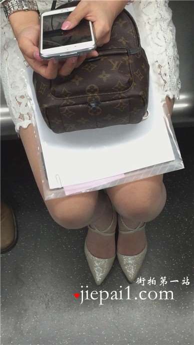 地铁上偶遇清纯文静甜美小仙女，一双大眼睛颜值爆表。