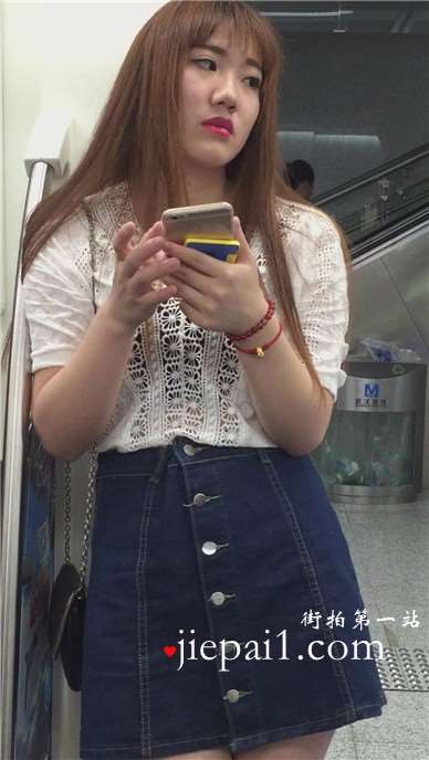 地铁偶遇大红唇美女，超文静甜美。