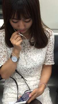 地铁上偶遇清纯文静甜美小仙女，一双大眼睛颜值爆表。