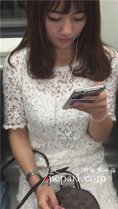 地铁上偶遇清纯文静甜美小仙女，一双大眼睛颜值爆表。