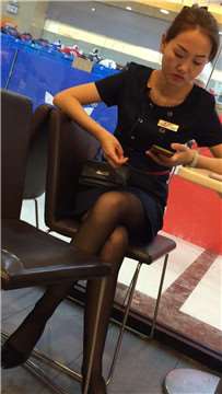 吃饭偶遇黑丝高跟长腿OL制服美眉。