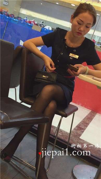 吃饭偶遇黑丝高跟长腿OL制服美眉。