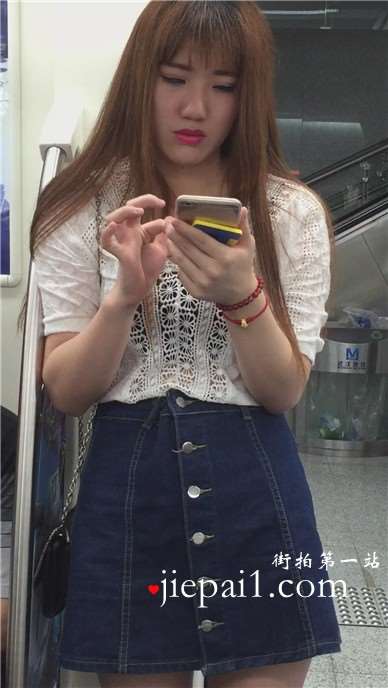地铁偶遇大红唇美女，超文静甜美。