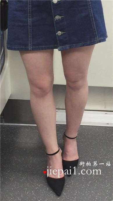 地铁偶遇大红唇美女，超文静甜美。