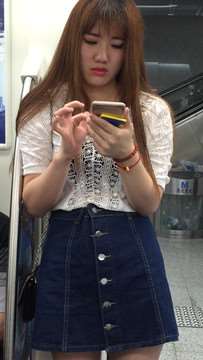地铁偶遇大红唇美女，超文静甜美。