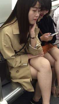 地铁上的圆脸肉嘟嘟水妹子，腿很白。