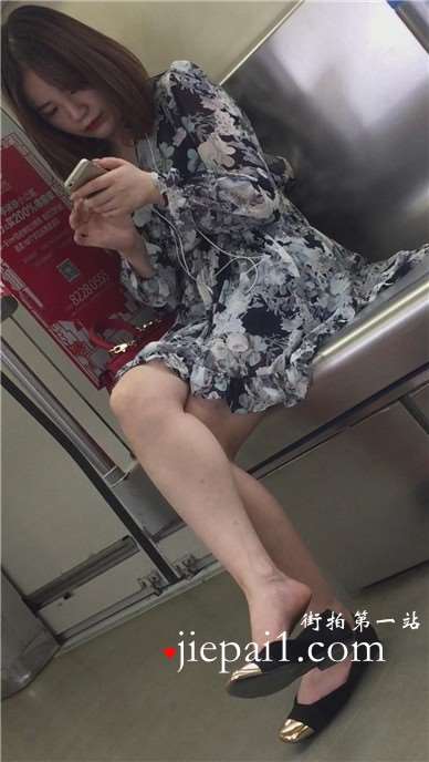 地铁上拍摄颜值超高的长腿妹子，一直低头玩手机。