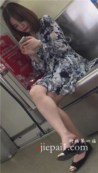 地铁上拍摄颜值超高的长腿妹子，一直低头玩手机。