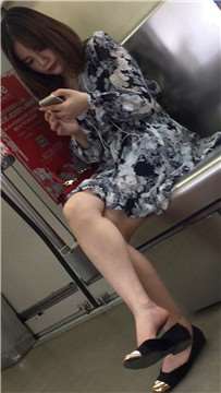 地铁上拍摄颜值超高的长腿妹子，一直低头玩手机。