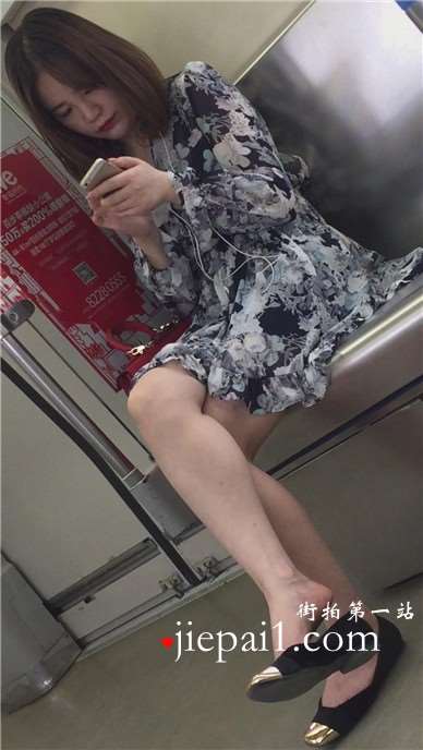 地铁上拍摄颜值超高的长腿妹子，一直低头玩手机。