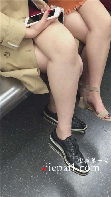 地铁上的圆脸肉嘟嘟水妹子，腿很白。