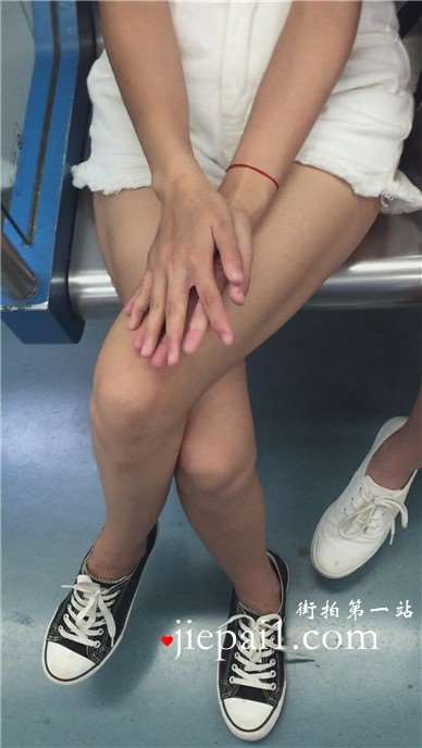 地铁偶遇白腿板鞋美眉，小脸蛋红彤彤气色红润。