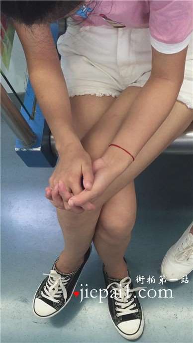 地铁偶遇白腿板鞋美眉，小脸蛋红彤彤气色红润。