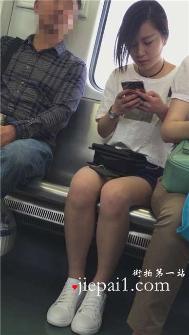 面对如此漂亮的妹妹坐旁边，大叔显得有点不淡定了。