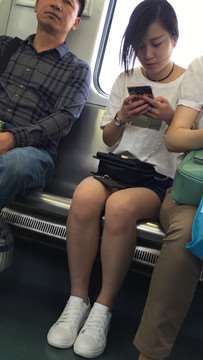 面对如此漂亮的妹妹坐旁边，大叔显得有点不淡定了。