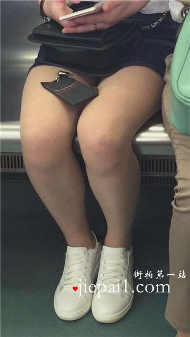 面对如此漂亮的妹妹坐旁边，大叔显得有点不淡定了。