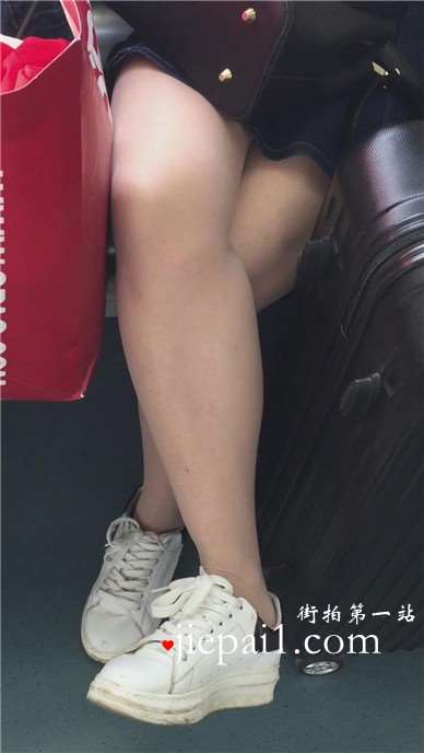 面对如此漂亮的妹妹坐旁边，大叔显得有点不淡定了。