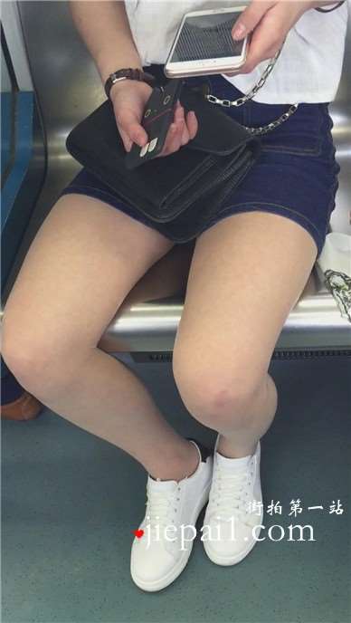 面对如此漂亮的妹妹坐旁边，大叔显得有点不淡定了。