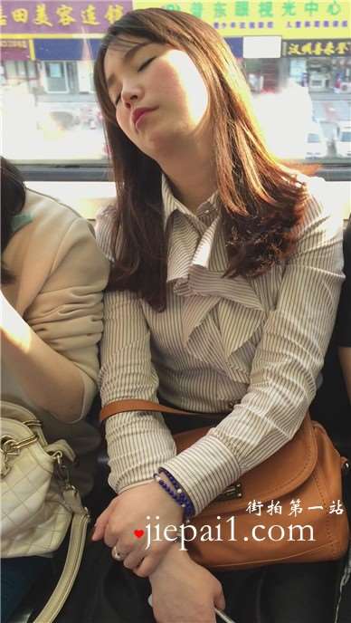 地铁上的尖嘴高跟美眉，困啦直接睡着了。