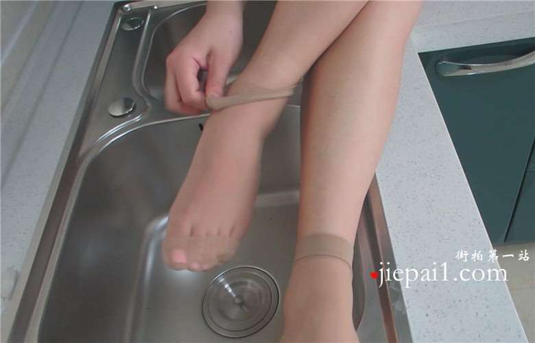 超Q小脚丫女孩厨房秀丝袜玉足