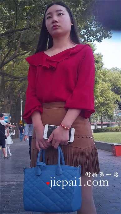 超靓丽的肉丝高跟超短裙美女，妹子有点外八字腿。