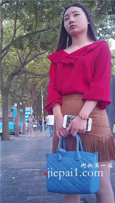 超靓丽的肉丝高跟超短裙美女，妹子有点外八字腿。