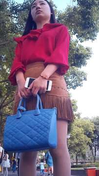 超靓丽的肉丝高跟超短裙美女，妹子有点外八字腿。