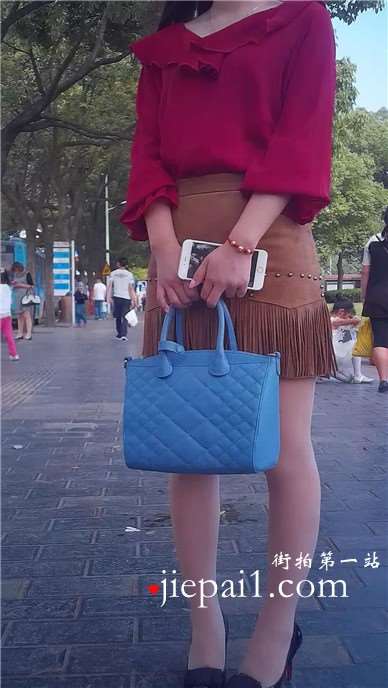 超靓丽的肉丝高跟超短裙美女，妹子有点外八字腿。