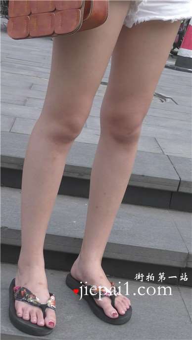 4k-广场边上超美白皙大腿人字拖玉足少女。