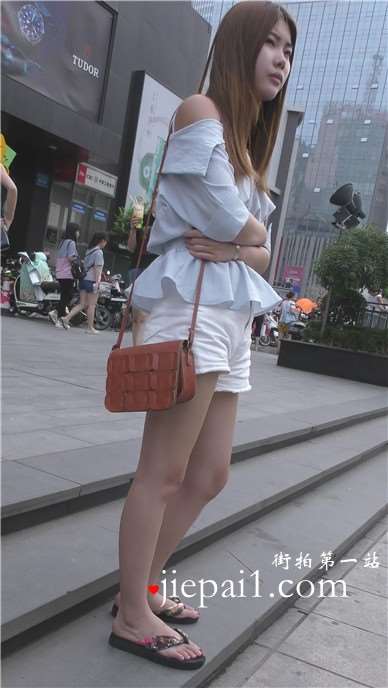 4k-广场边上超美白皙大腿人字拖玉足少女。