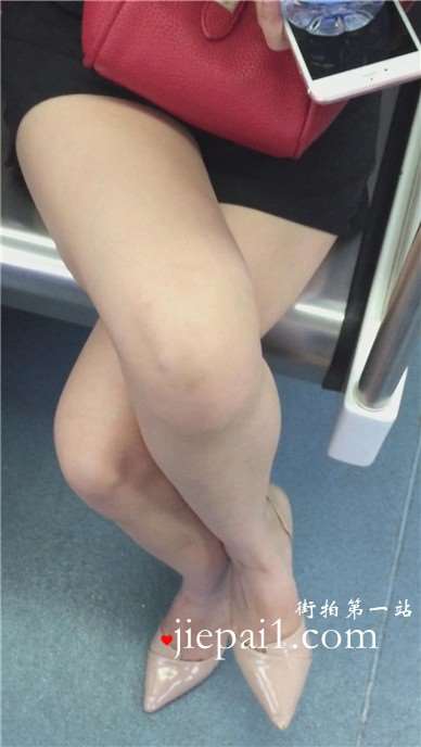 地铁上的鸭舌帽清纯美少女，尖嘴高跟鞋很美。