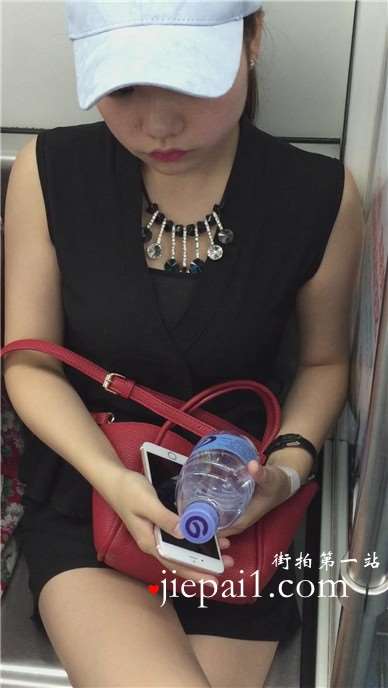 地铁上的鸭舌帽清纯美少女，尖嘴高跟鞋很美。
