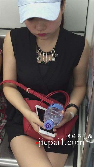地铁上的鸭舌帽清纯美少女，尖嘴高跟鞋很美。
