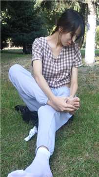 小岩女神公园草地上秀美足，好漂亮。