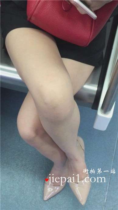 地铁上的鸭舌帽清纯美少女，尖嘴高跟鞋很美。
