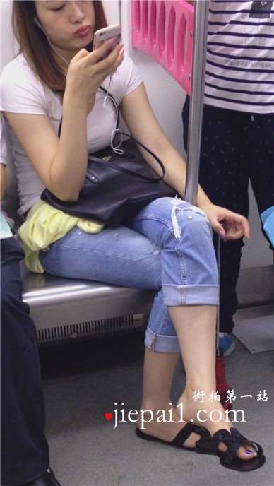 地铁上挑些功夫不错的妹子，人也漂亮。