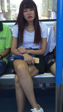嘟着嘴的美女，有什么不开心的事吗？