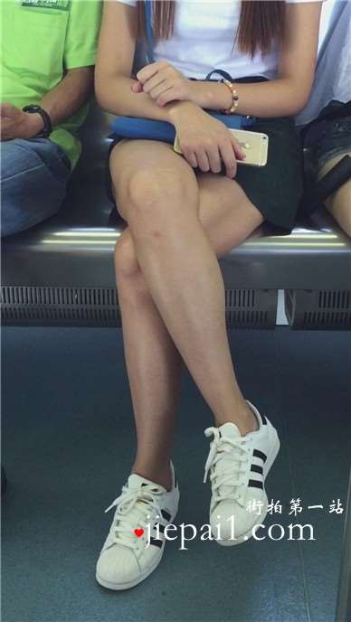 嘟着嘴的美女，有什么不开心的事吗？