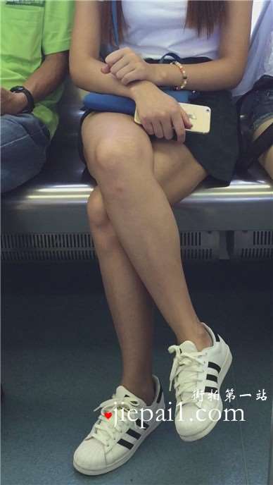 嘟着嘴的美女，有什么不开心的事吗？