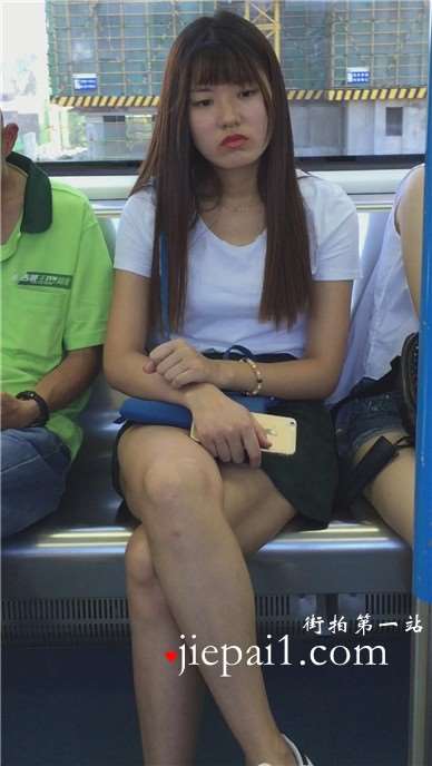 嘟着嘴的美女，有什么不开心的事吗？