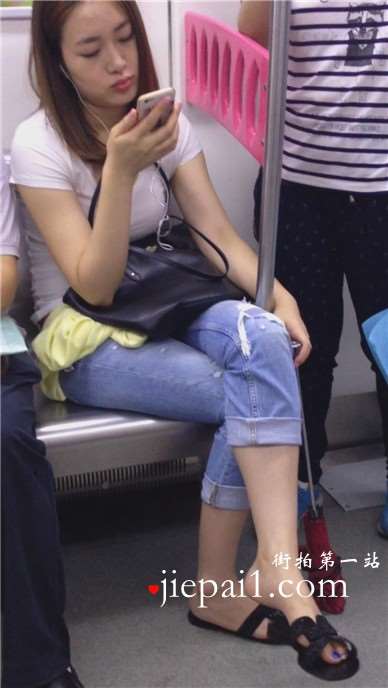 地铁上挑些功夫不错的妹子，人也漂亮。