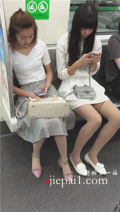 地铁上的肉丝高跟长裙美女，超级甜美哦。