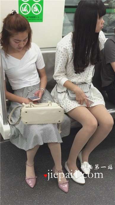 地铁上的肉丝高跟长裙美女，超级甜美哦。