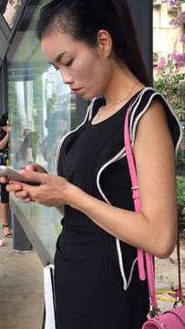 街拍性感长腿小高跟鞋御姐范美女在等公车。