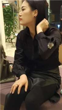 黑丝美足妹子鞋店试鞋，脚太漂亮啦。