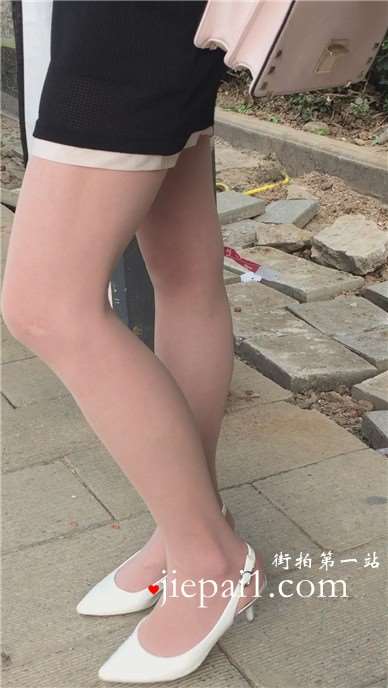 街拍性感长腿小高跟鞋御姐范美女在等公车。