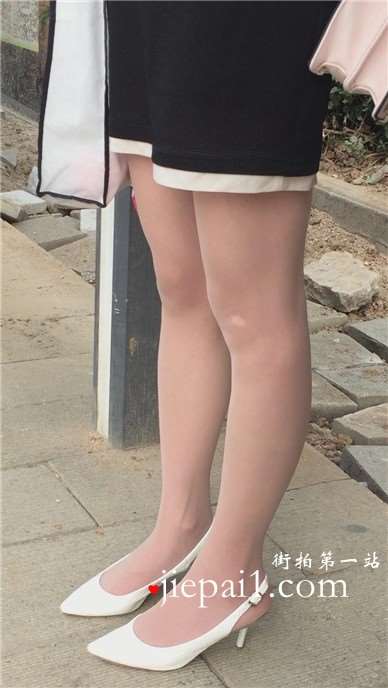 街拍性感长腿小高跟鞋御姐范美女在等公车。