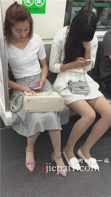 地铁上的肉丝高跟长裙美女，超级甜美哦。