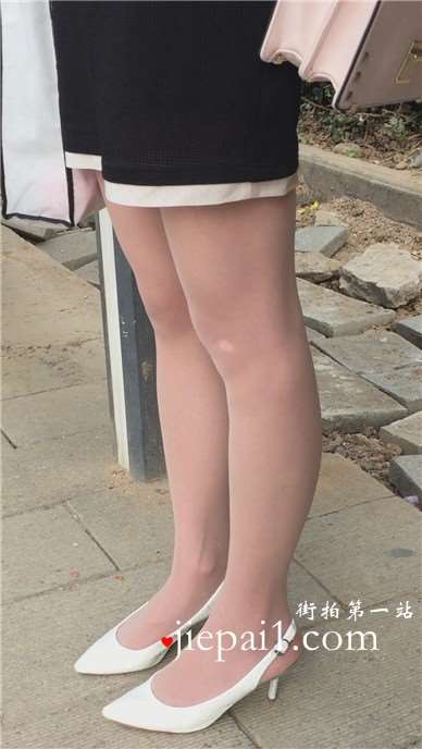 街拍性感长腿小高跟鞋御姐范美女在等公车。